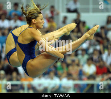 I subacquei italiana Noemi Batki e Frencesca fisarmoniche Dallapè' competere nel femminile 3 metro sincro trampolino di lancio presso il Centro Acquatico Nazionale (Cubo Acqua) durante le 2008 Olimpiadi di estate a Pechino, in Cina, il 10 agosto 2008. Essi il sesto posto. (UPI foto/Roger L. Wollenberg) Foto Stock