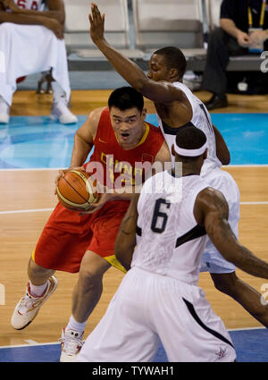 Stati Uniti d'America James Lebron (anteriore) e Kobe Bryant provare a guardia della Cina di Yao Ming (L) durante il loro gioco nel turno preliminare di uomini della Olympic basket concorrenza a Pechino il 10 agosto 2008. Stati Uniti d'America ha vinto 101-70. (UPI foto/Stephen rasoio) Foto Stock