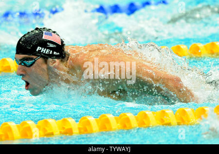 USA Michael Phelps poteri attraverso l'acqua durante le semifinali del Uomini 200m Butterfly presso il National Aquatics Centre Giochi Olimpici Estivi a Pechino il 12 agosto 2008. Phelps prima qualificata per l'evento. (UPI foto/Pat Benic) Foto Stock