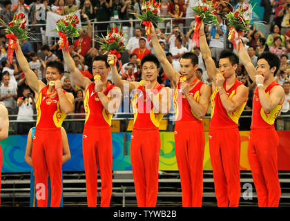 I cinesi uomini della squadra di ginnastica mostrare le loro medaglie d oro dopo aver vinto gli uomini squadra finale, al National Indoor Stadium, Agosto 12, 2008 Giochi Olimpici Estivi a Pechino, in Cina. (L-R) Chen Yibing, Xu Huang, Li Xiaopeng, Xiao Qin, Yang Wei e Zou Kai. Il giapponese ha vinto l'argento e gli Stati Uniti ha vinto il bronzo. (UPI foto/Mike Theiler) Foto Stock