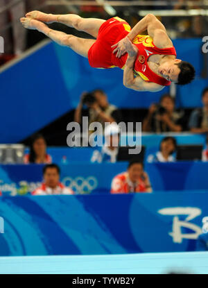 Ginnasta cinese Yang Wei passa attraverso la sua routine sul pavimento esercizio di uomini della squadra finale, al National Indoor Stadium, Agosto 12, 2008 Giochi Olimpici Estivi a Pechino, in Cina. La squadra cinese ha vinto l'oro, il giapponese ha vinto l'argento e gli Stati Uniti ha vinto il bronzo. (UPI foto/Mike Theiler) Foto Stock