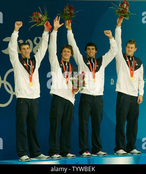 (L-R) USA nuotatori Michael Phelps, Ryan Lochte, Ricky Berens e Peter Vanderkaay celebrare la loro squadra medaglia d'oro della vittoria in un mondo di registrare il tempo di 6:58.56 negli uomini 4 x 200 metri relè freestyle finale di nuoto durante i Giochi Olimpici di Pechino 2008 presso il National Aquatics Centre Agosto 13, 2008. Il russo ha conquistato l'argento e bronzo in Australia. (UPI foto/Stephen rasoio) Foto Stock