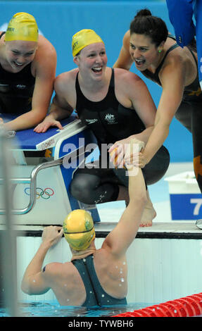 Australia gold medal vincitori Stephanie Riso (R), Bronte Barratt (C), Kylie Palmer (L) allietare Linda Mackenzie (B) come lei finisce il 4x200 Contatore relè Freestyle evento presso il National Aquatics Centre Giochi Olimpici Estivi a Pechino il 14 agosto 2008. La squadra australiana stabilito un record mondiale di 7:44.31. (UPI foto/Pat Benic) Foto Stock