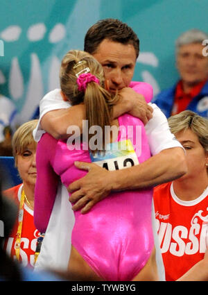 Stati Uniti d'America's Nastia Liukin è abbracciato da suo padre e coach Valeri dopo la sua performance sul pavimento esercizio durante le donne individuale tutto attorno alla finale al National Indoor Stadium Giochi Olimpici Estivi a Pechino il 15 agosto 2008. Liukin ha vinto l'oro e finito prima davanti al suo compagno di squadra di Shawn Johnson. Liukin nasce nel 1989 a Mosca nell'ex Unione Sovietica, ora la Russia. Il suo padre ha vinto quattro medaglie, due d'oro, a 1988 Olimpiadi per l'Unione Sovietica. (UPI foto/Pat Benic) Foto Stock