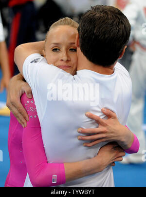 Stati Uniti d'America's Nastia Liukin è abbracciato da suo padre e coach Valerie dopo la sua performance sul fascio di equilibrio nelle donne individuale tutto attorno alla ginnastica finale al National Indoor Stadium Giochi Olimpici Estivi a Pechino il 15 agosto 2008. Liukin finito prima davanti al suo compagno di squadra di Shawn Johnson. Liukin nasce nel 1989 a Mosca nell'ex Unione Sovietica, ora la Russia. Il suo padre ha vinto quattro medaglie, due d'oro, a 1988 Olimpiadi per l'Unione Sovietica. (UPI foto/Pat Benic) Foto Stock