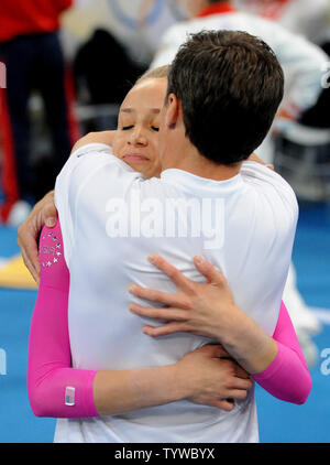 Stati Uniti d'America's Nastia Liukin è abbracciato da suo padre e coach Valerie dopo la sua performance sul fascio di equilibrio nelle donne individuale tutto attorno alla ginnastica finale al National Indoor Stadium Giochi Olimpici Estivi a Pechino il 15 agosto 2008. Liukin finito prima davanti al suo compagno di squadra di Shawn Johnson. Liukin nasce nel 1989 a Mosca nell'ex Unione Sovietica, ora la Russia. Il suo padre ha vinto quattro medaglie, due d'oro, a 1988 Olimpiadi per l'Unione Sovietica. (UPI foto/Pat Benic) Foto Stock