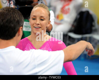 Stati Uniti d'America's Nastia Liukin è abbracciato da suo padre e coach Valerie dopo la sua performance sul fascio di equilibrio nelle donne individuale tutto attorno alla ginnastica finale al National Indoor Stadium Giochi Olimpici Estivi a Pechino il 15 agosto 2008. Liukin finito prima davanti al suo compagno di squadra di Shawn Johnson. Liukin nasce nel 1989 a Mosca nell'ex Unione Sovietica, ora la Russia. Il suo padre ha vinto quattro medaglie, due d'oro, a 1988 Olimpiadi per l'Unione Sovietica. (UPI foto/Pat Benic) Foto Stock