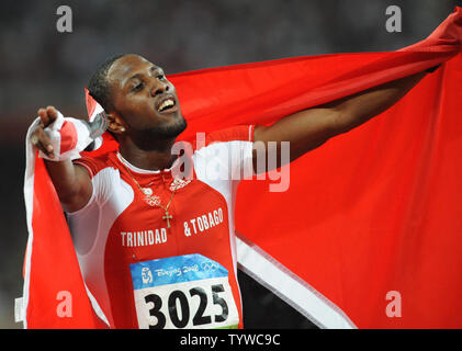 Trinidad di Richard Thomas è avvolto in una bandiera di Trinidad come lui fa un giro di vittoria per la finitura secondo per ottenere la medaglia d'argento negli uomini 100 metri di gara presso lo Stadio Nazionale Giochi Olimpici Estivi a Pechino il 16 agosto 2008. La Giamaica Usain Bolt ha stabilito un nuovo record mondiale di 9,69 secondi. (UPI foto/Pat Benic) Foto Stock