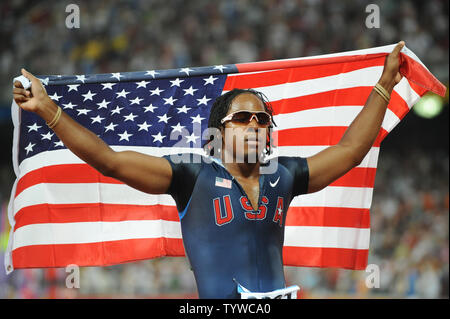 Stati Uniti d'America's Walter Dix porta una bandiera americana su un giro di vittoria dopo aver vinto la medaglia di bronzo nella uomini 100 metri di gara presso lo Stadio Nazionale Giochi Olimpici Estivi a Pechino il 16 agosto 2008. La Giamaica Usain Bolt ha vinto l'oro e ha stabilito un nuovo record mondiale di 9,69 secondi. (UPI foto/Pat Benic) Foto Stock