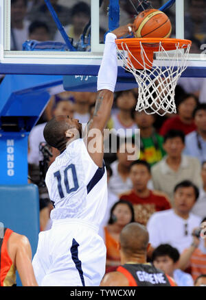 Stati Uniti d'America's Kobe Bryant si inceppa la sfera contro la Germania nel primo trimestre nel corso di pallacanestro degli uomini di turni preliminari al 2008 Olimpiadi di estate a Pechino il 18 agosto 2008. (UPI foto/Roger L. Wollenberg) Foto Stock