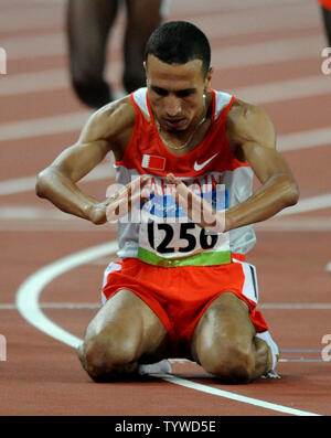 Del Bahrain Rashid Ramzi (1256) cade in ginocchio e prega dopo aver vinto la medaglia d'oro negli uomini 1500 metro finale al Bird's Nest National Stadium Giochi Olimpici Estivi a Pechino il 19 agosto 2008. Il suo tempo è stato di 3:32.94. (UPI foto/Pat Benic) Foto Stock