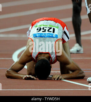 Del Bahrain Rashid Ramzi (1256) cade in ginocchio e prega dopo aver vinto la medaglia d'oro negli uomini 1500 metro finale al Bird's Nest National Stadium Giochi Olimpici Estivi a Pechino il 19 agosto 2008. Il suo tempo è stato di 3:32.94. (UPI foto/Pat Benic) Foto Stock