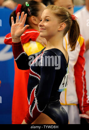 Ginnasta americana Shawn Johnson onde dopo ha vinto la medaglia d'oro per il fascio a donne del fascio finale, alla National Indoor Stadium, Agosto 19, 2008, Giochi Olimpici Estivi a Pechino, in Cina. Compagno di squadra americana Nastia Liukin ha vinto l'argento e della Cina di Cheng Fei ha vinto il bronzo. (UPI foto/Mike Theiler) Foto Stock