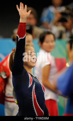 Ginnasta americana Shawn Johnson onde dopo ha vinto la medaglia d'oro per il fascio a donne del fascio finale, alla National Indoor Stadium, Agosto 19, 2008, Giochi Olimpici Estivi a Pechino, in Cina. Compagno di squadra americana Nastia Liukin ha vinto l'argento e della Cina di Cheng Fei ha vinto il bronzo. (UPI foto/Mike Theiler) Foto Stock