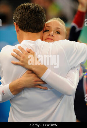 American ginnasta Nastia Liukin avvolge il suo padre e pullman, Valeri, dopo aver vinto la medaglia d'argento per il fascio a donne del fascio finale, alla National Indoor Stadium, Agosto 19, 2008, Giochi Olimpici Estivi a Pechino, in Cina. Compagno di squadra americana Shawn Johnson ha vinto la medaglia d'oro e della Cina di Cheng Fei ha vinto il bronzo. (UPI foto/Mike Theiler) Foto Stock