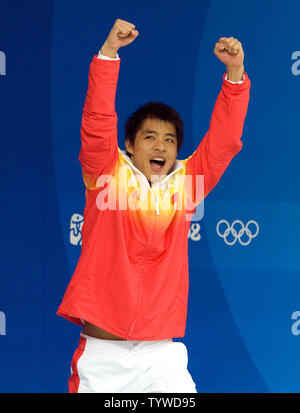 Medaglia d'oro della Cina di Egli Chong jubilates durante i Giochi Olimpici Uomini 3m Springboard Medal Ceremony a Pechino il 19 agosto 2008. Canada's Alexandre Despatie ha vinto la teletta e della Cina di Qin Kai il bronzo. (UPI foto/Stephen rasoio) Foto Stock