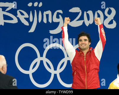 Medaglia d'argento del Canada Alexandre Despatie jubilates durante i Giochi Olimpici Uomini 3m Springboard Medal Ceremony a Pechino il 19 agosto 2008. La Cina ha Chong ha vinto l'oro e della Cina di Qin Kai il bronzo. (UPI foto/Stephen rasoio) Foto Stock