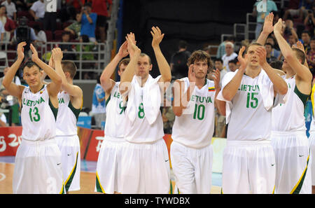 Il lituano compagni di squadra di applaudire i propri tifosi nel corso di pallacanestro degli uomini di quarti di finale al 2008 Olimpiadi di estate a Pechino il 20 agosto 2008. La Lituania ha sconfitto la Cina 94-68. (UPI foto/Roger L. Wollenberg) Foto Stock