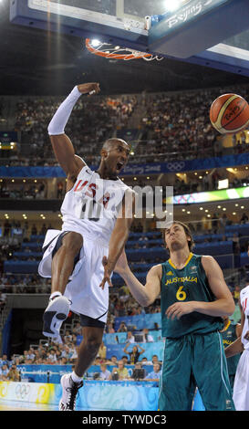 Stati Uniti d'America's Kobe Bryant si inceppa la sfera in Australia Andrew Bogut nel secondo trimestre nel corso di pallacanestro degli uomini di quarti di finale al 2008 Olimpiadi di estate a Pechino il 20 agosto 2008. (UPI foto/Roger L. Wollenberg) Foto Stock