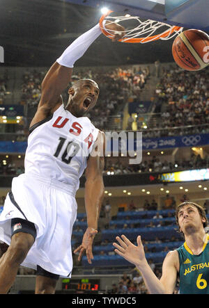 Stati Uniti d'America's Kobe Bryant si inceppa la sfera contro l'Australia nel secondo trimestre nel corso di pallacanestro degli uomini di quarti di finale al 2008 Olimpiadi di estate a Pechino il 20 agosto 2008. A destra è l'Australia Andrew Bogut. (UPI foto/Roger L. Wollenberg) Foto Stock