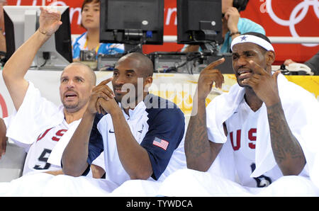 Stati Uniti d'America's Jason Kidd, USA di Kobe Bryant e Stati Uniti d'America James Lebron (L a R) guarda la fine del gioco contro Australia dal Banco nel corso di pallacanestro degli uomini di quarti di finale al 2008 Olimpiadi di estate a Pechino il 20 agosto 2008. (UPI foto/Roger L. Wollenberg) Foto Stock