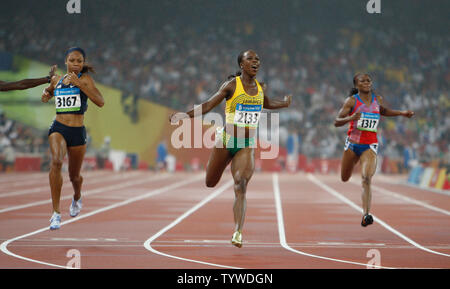 Veronica Campbell-Brown della Giamaica attraversa la fine per vincere la medaglia d'oro in 21.74 secondi presso il National Stadium durante il 2008 Olimpiadi di estate a Pechino il 21 agosto 2008. A sinistra è argento medaglia Allyson Felix degli Stati Uniti con un tempo di 21.93 e a destra è Cydonie Mothersill delle Isole Cayman. (UPI foto/Terry Schmitt) Foto Stock