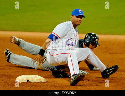 Per Cuba il secondo baseman Yuliesky Gourriel (in bianco) guarda indietro al primo di base lungo con STATI UNITI D'AMERICA'S Terry Tiffee per vedere che Cuba girato un doppio gioco durante il sesto inning azione a Wukesong Baseball Field, Agosto 22, 2008, Giochi Olimpici Estivi a Pechino, in Cina. Cuba ha battuto il Team USA 10-2 e dovrà affrontare la Corea per la medaglia d'oro. (UPI foto/Mike Theiler) Foto Stock