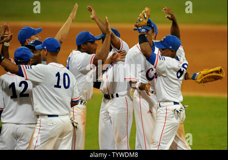 A Cuba i membri del team celebrare dopo aver battuto il Team USA a Wukesong Baseball Field, Agosto 22, 2008, Giochi Olimpici Estivi a Pechino, in Cina. Cuba ha vinto facilmente, 10-2 e dovrà affrontare la Corea per la medaglia d'oro. (UPI foto/Mike Theiler) Foto Stock