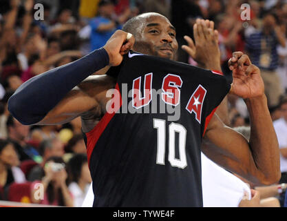 Stati Uniti d'America's Kobe Bryant tiene il suo USA jersey come egli celebra una vittoria sulla Spagna la rivendicazione la medaglia d'oro per gli uomini di pallacanestro durante il 2008 Olimpiadi di estate a Pechino il 24 agosto 2008. Gli Stati Uniti ha vinto 118 a 107. (UPI foto/Roger L. Wollenberg) Foto Stock