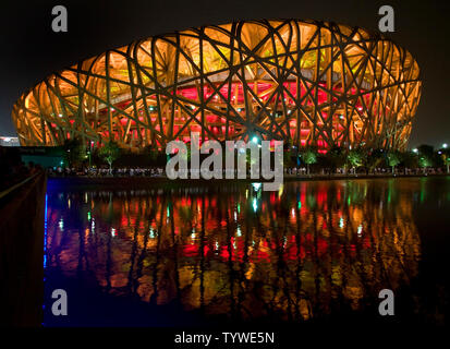 Vista generale del National Stadium o Bird's Nest, durante la cerimonia di chiusura per i Giochi Olimpici di Pechino 2008 agosto 24, 2008. Comitato Olimpico Internazionale (IOC) direttore Jacques Rogge ha dichiarato le Olimpiadi di Pechino ufficialmente chiusa, portando giù il sipario su una scintillante 16-giorno sport lungo la stravaganza. (UPI foto/Stephen rasoio) Foto Stock