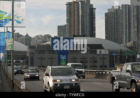 Olympic striscioni adornano i lampioni sulla Georgia viadotto guardando ad ovest di GM Place hockey e pattinaggio di figura il luogo per la imminente Vancouver 2010 Olimpiadi invernali di Vancouver, Columbia Britannica (a.C.), 26 gennaio 2010. UPI /Heinz Ruckemann Foto Stock