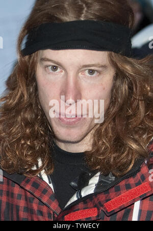 Shaun White dagli USA vince il Gold negli uomini la Half Pipe finali del LG Snowboard FIS World Cup 2009 a Cypress Mountain 2010 Inverno Venue olimpiche di West Vancouver, British Columbia, 13 febbraio 2009, durante un inverno con abbondanti nevicate. VANOC ha annunciato il 28 gennaio 2010, che la combinazione di innevamento e pistole airlifting neve in elicottero dall'elevazione più alta di strato su una fondazione di balle di paglia dovrebbe avere Cypress Mountain corsi evento pronto per la prima gli atleti che arrivano per la formazione il 5 febbraio durante un eccezionalmente caldo inverno. UPI /Heinz Ruckemann Foto Stock