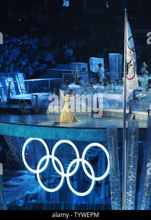 La bandiera olimpica è sollevata durante la cerimonia di apertura per le Olimpiadi Invernali 2010 a BC Place a Vancouver in Canada il 12 febbraio 2010. UPI/Pat Benic Foto Stock