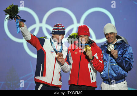 Medaglia d'oro della Svizzera Dario Cologna (C), medaglia d'argento Italia Pietro Piller Cottrer (R) e la medaglia di bronzo della Repubblica ceca Lukas Bauer pongono durante la cerimonia della vittoria per gli uomini di Sci di fondo di 15 km la libera concorrenza a quelli invernali di Vancouver 2010, a Whistler Creekside in Whistler, Canada, 15 febbraio 2010. UPI/Kevin Dietsch Foto Stock