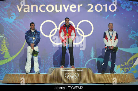 Medaglia d'oro della Svizzera Dario Cologna (C), medaglia d'argento Italia Pietro Piller Cottrer (L) e la medaglia di bronzo della Repubblica ceca Lukas Bauer pongono durante la cerimonia della vittoria per gli uomini di Sci di fondo di 15 km la libera concorrenza a quelli invernali di Vancouver 2010, a Whistler Creekside in Whistler, Canada, 15 febbraio 2010. UPI/Kevin Dietsch Foto Stock