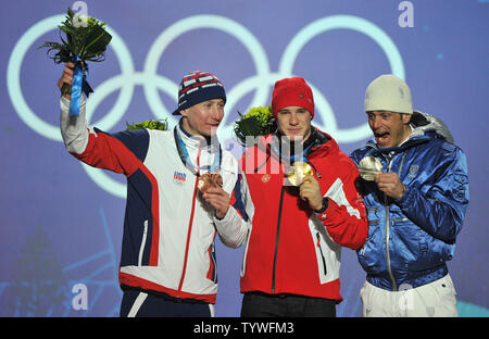 Medaglia d'oro della Svizzera Dario Cologna (C), medaglia d'argento Italia Pietro Piller Cottrer (R) e la medaglia di bronzo della Repubblica ceca Lukas Bauer pongono durante la cerimonia della vittoria per gli uomini di Sci di fondo di 15 km la libera concorrenza a quelli invernali di Vancouver 2010, a Whistler Creekside in Whistler, Canada, 15 febbraio 2010. UPI/Kevin Dietsch Foto Stock