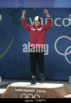 Canada's Alexandre Bilodeau celebra la conquista dei suoi paesi prima medaglia d'oro sul terreno di casa in uomini gobbe durante la premiazione al BC Place di Vancouver, British Columbia (BC), durante il Vancouver Olimpiadi Invernali 2010, 15 febbraio 2010. UPI /Heinz Ruckemann Foto Stock