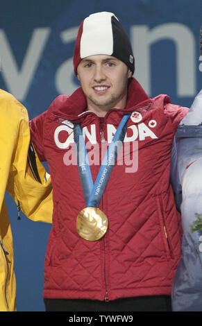 Canada's Alexandre Bilodeau celebra la conquista dei suoi paesi prima medaglia d'oro sul terreno di casa in uomini gobbe durante la premiazione al BC Place di Vancouver, British Columbia (BC), durante il Vancouver Olimpiadi Invernali 2010, 15 febbraio 2010. UPI /Heinz Ruckemann Foto Stock