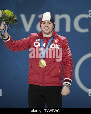 Canada's Alexandre Bilodeau celebra la conquista dei suoi paesi prima medaglia d'oro sul terreno di casa in uomini gobbe durante la premiazione al BC Place di Vancouver, British Columbia (BC), durante il Vancouver Olimpiadi Invernali 2010, 15 febbraio 2010. UPI /Heinz Ruckemann Foto Stock