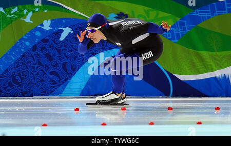 Corea Tae-Bum Mo si porta a casa l'argento in uomini 1000 metri di pattinaggio di velocità presso il Richmond Olympic Oval a Vancouver in Canada, durante le Olimpiadi Invernali 2010 il 17 febbraio 2010. UPI/Roger L. Wollenberg Foto Stock