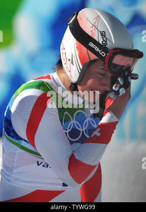 La Svizzera Dominique Gisin trattiene il suo viso dopo il crash durante la donna in discesa durante la invernali di Vancouver 2010 a Whistler Creekside in Whistler, Canada il 17 febbraio 2010. UPI/Kevin Dietsch Foto Stock