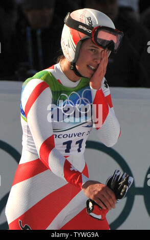 La Svizzera Dominique Gisin trattiene il suo viso dopo il crash durante la donna in discesa durante la invernali di Vancouver 2010 a Whistler Creekside in Whistler, Canada il 17 febbraio 2010. UPI/Kevin Dietsch Foto Stock