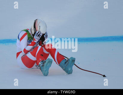 La Svizzera Dominique Gisin reagisce dopo il crash durante la donna in discesa durante la invernali di Vancouver 2010 a Whistler Creekside in Whistler, Canada il 17 febbraio 2010. UPI/Kevin Dietsch Foto Stock