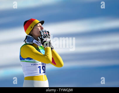 Medaglia d'oro della Germania dell'Maria Riesch celebra durante il Ladies' Fiore combinato cerimonia di invernali di Vancouver 2010 a Whistler Creekside in Whistler, Canada il 18 febbraio 2010. UPI/Kevin Dietsch Foto Stock