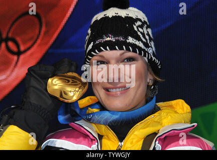 Medaglia d'oro della Germania dell'Maria Riesch pone durante il Ladies combinati vittoria cerimonia di invernali di Vancouver 2010 in Whistler, Canada il 18 febbraio 2010. UPI/Kevin Dietsch Foto Stock