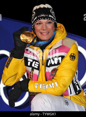 Medaglia d'oro della Germania dell'Maria Riesch pone durante il Ladies combinati vittoria cerimonia di invernali di Vancouver 2010 in Whistler, Canada il 18 febbraio 2010. UPI/Kevin Dietsch Foto Stock