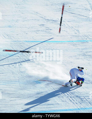 Italia del Peter Fill si scontra con la successiva all'ultima gate e cade giù per la collina in uomini alpini del Super-G evento a Whistler Creekside presso le olimpiadi invernali il 19 febbraio 2010. Riempire abbandonarono il corso. Norvegia Aksel Lund Svindal ha vinto la medaglia d'oro in un tempo di 1:30.34. Stati Uniti d'America's Bode Miller e Andrew Weibrecht ha vinto l'argento e la medaglia di bronzo rispettivamente. UPI/Pat Benic Foto Stock