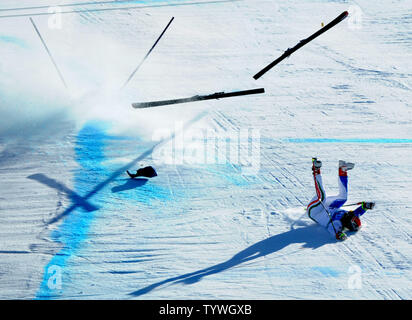 Italia del Peter Fill si scontra con la successiva all'ultima gate e cade giù per la collina in uomini alpini del Super-G evento a Whistler Creekside presso le olimpiadi invernali il 19 febbraio 2010. Riempire abbandonarono il corso. Norvegia Aksel Lund Svindal ha vinto la medaglia d'oro in un tempo di 1:30.34. Stati Uniti d'America's Bode Miller e Andrew Weibrecht ha vinto l'argento e la medaglia di bronzo rispettivamente. UPI/Pat Benic Foto Stock