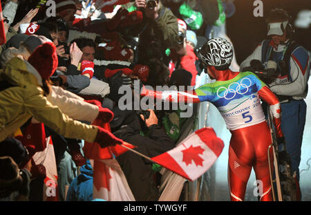 Canada's Jon Montgomery celebra come egli vince il Gold negli uomini scheletro durante l'invernali di Vancouver 2010 in Whistler, Canada il 19 febbraio 2010. UPI/Kevin Dietsch Foto Stock