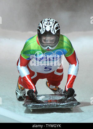 Canada's Jon Montgomery attraversa la linea del traguardo come egli vince il Gold negli uomini scheletro durante l'invernali di Vancouver 2010 in Whistler, Canada il 19 febbraio 2010. UPI/Kevin Dietsch Foto Stock